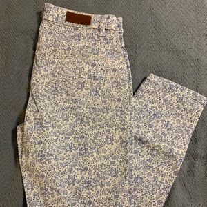 L.O.G.G- NEW!! BLUE FLORAL ON WHITE SKINNY JEANS. L.O.G.G by H&M. Size 8